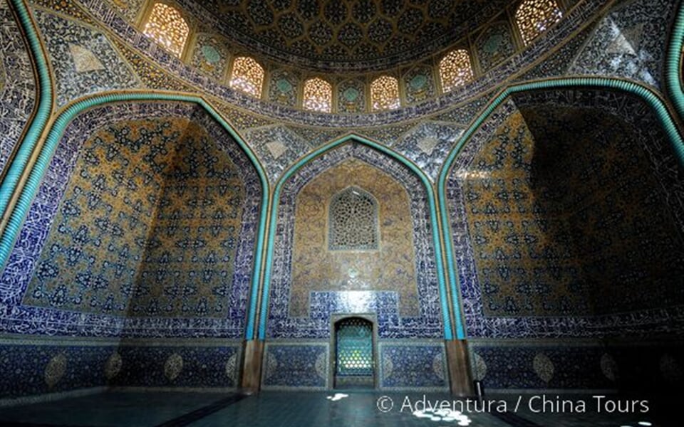 Pod hlavní kupolí Lotfolláhovy mešity, Esfahán