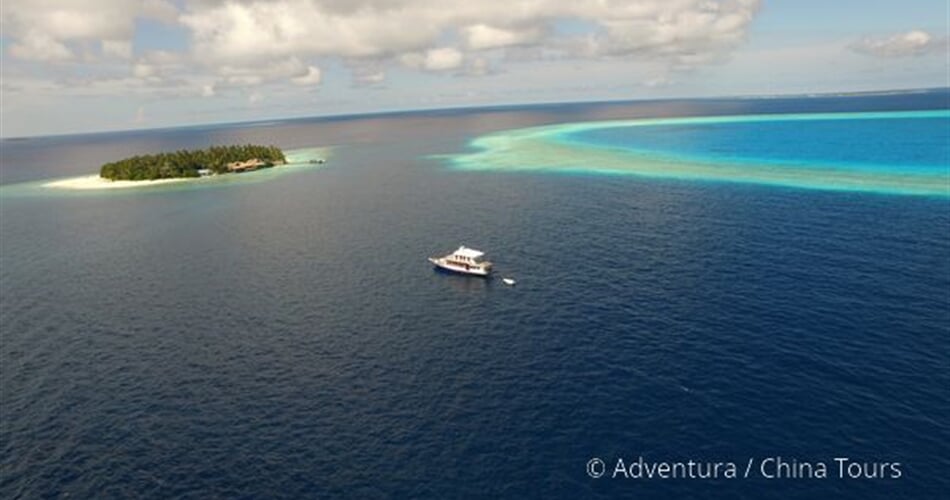 Plavba napříč atolem