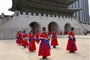 Výměna stráží v královském paláci Čchangdokkung v Soulu