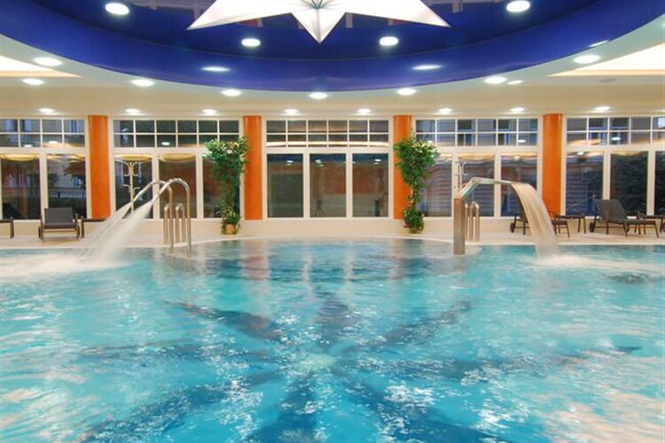 286 hvezda pool indoor