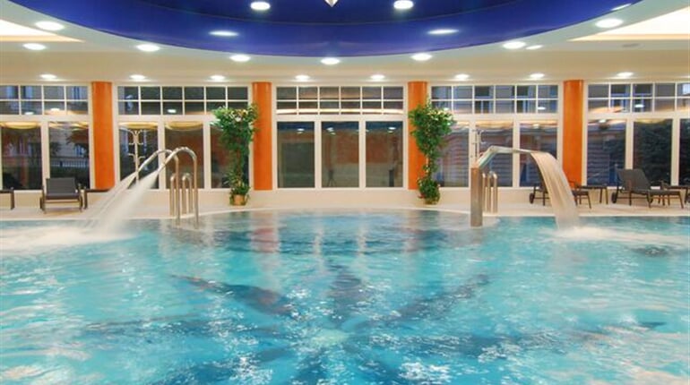 286 hvezda pool indoor