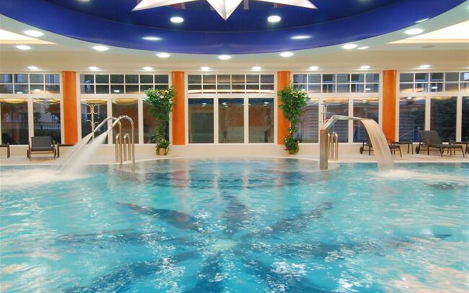 286 hvezda pool indoor