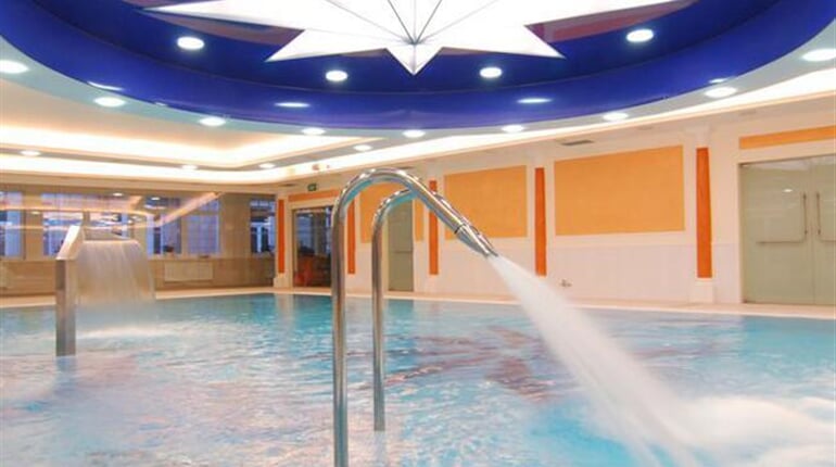 286 hvezda pool indoor2