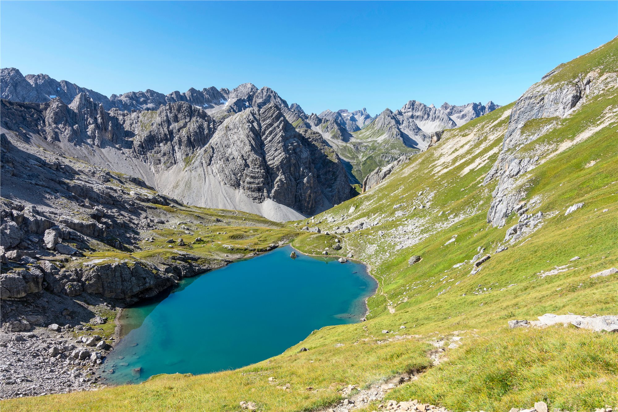 výhled na horské jezero a masiv Lechtalských Alp