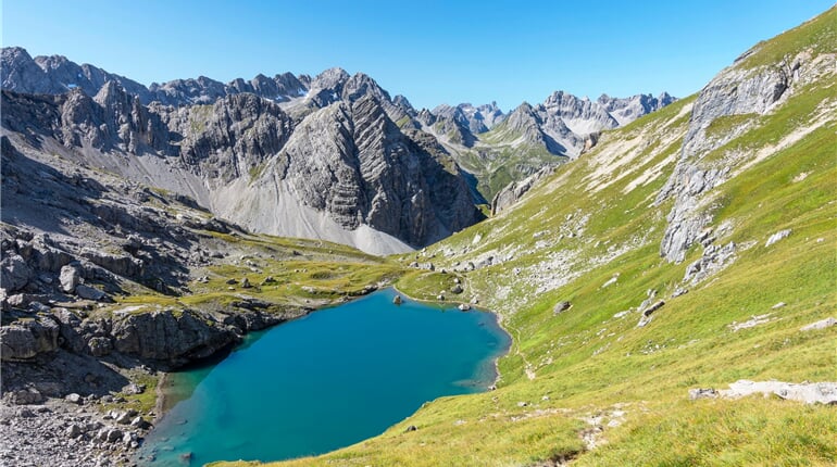 výhled na horské jezero a masiv Lechtalských Alp