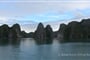 Klidná hladina mezi stovkami ostrovů zátoky Lan Ha a Ha Long