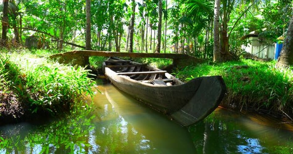 Člun na vodních kanálech, tzv. backwaters