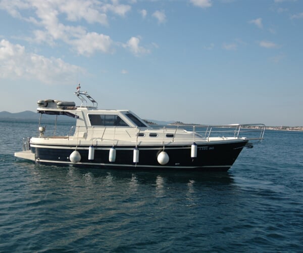Motorová loď Adria 1002 - Fjaka